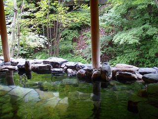 会津東山温泉 原瀧の眺めの良い露天風呂