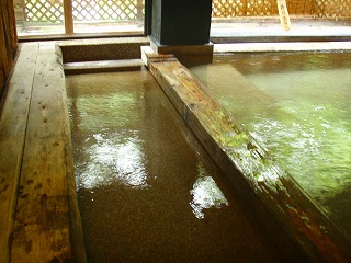 会津東山温泉 くつろぎ宿新滝の浴槽の浅いところ