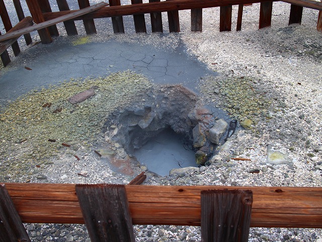 恐山温泉花染の湯の近くの噴気孔