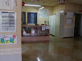 鶴の名湯温湯温泉浴場の受付カウンター