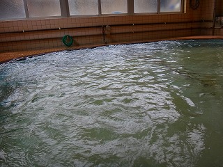 大鰐温泉大湯会館の楕円形の浴槽