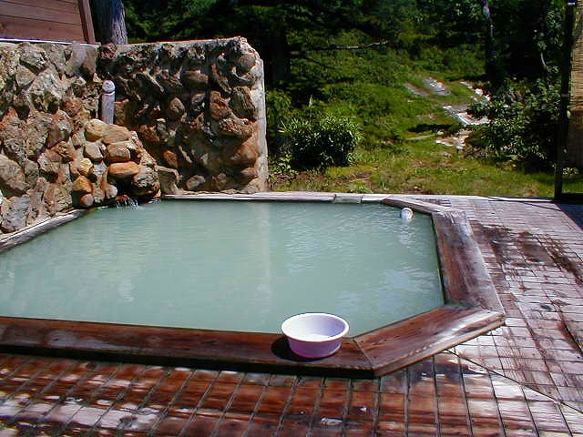 ふけの湯温泉の宿泊棟内の露天風呂