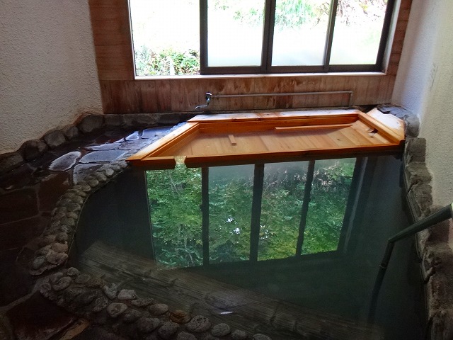 蟹場温泉の岩風呂