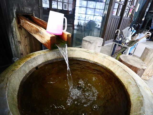 駒ケ岳温泉の玄関の水
