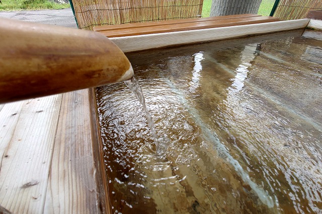 屋外の足湯