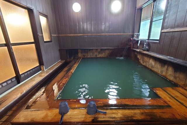 緑色の宝寿温泉