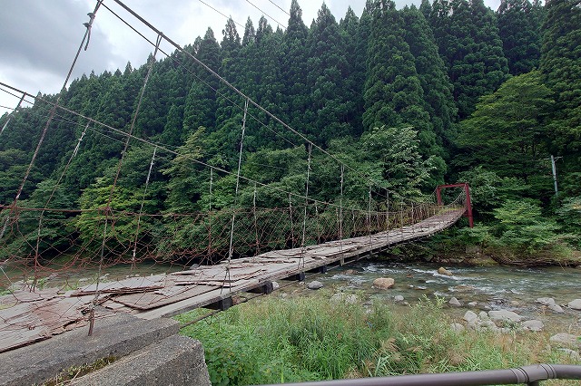 ボロボロの吊り橋