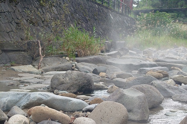 温泉の湧く川