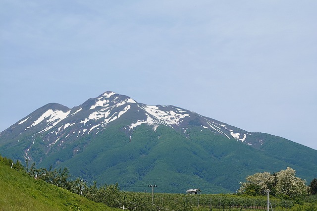 あたご温泉から見る岩木山