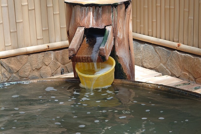 露天風呂の湯口