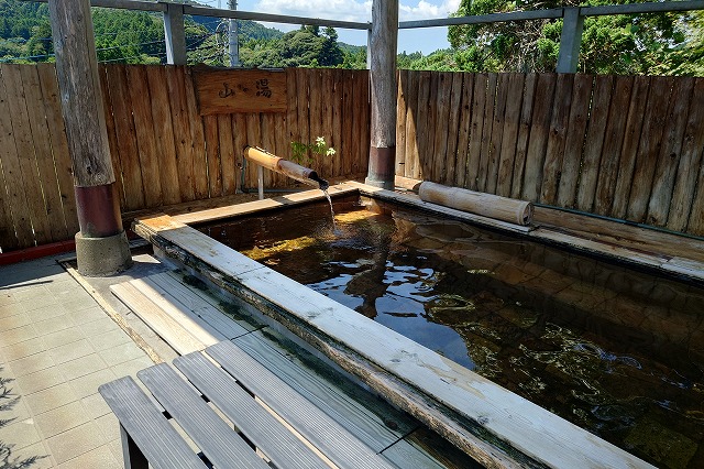 夏の七里川温泉の露天風呂