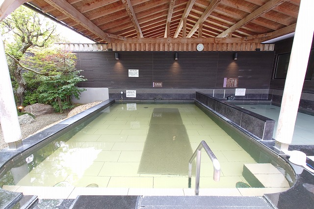 露天風呂の天然温泉と炭酸泉