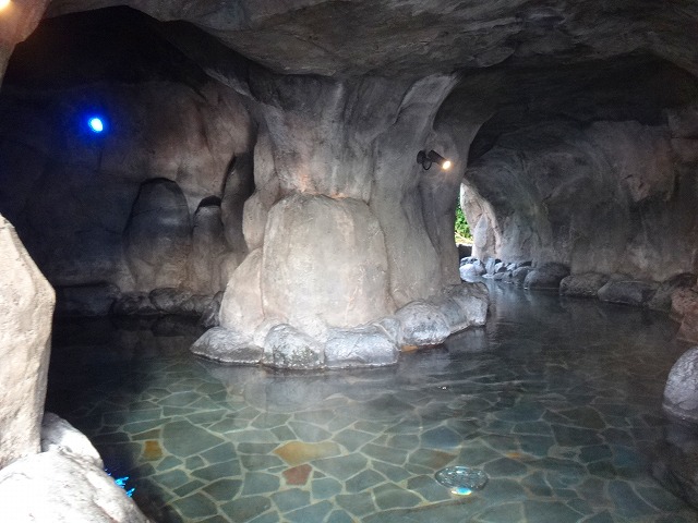 スパニワ大滝の湯の中は青の洞窟