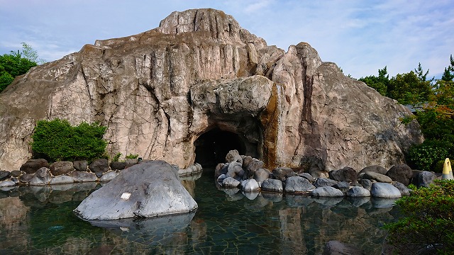 スパニワの巨大露天風呂　大滝の湯
