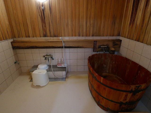 延命館の貸切風呂「樽風呂」