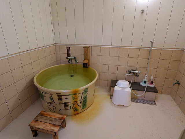 延命館の貸切風呂「陶器風呂」