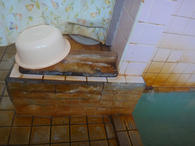 熱塩温泉 下の湯共同浴場の湯口と桶