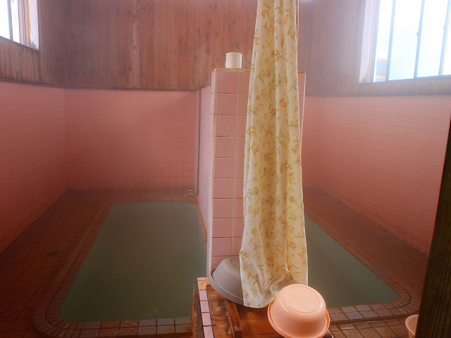 熱塩温泉共同浴場の男湯と女湯とカーテン