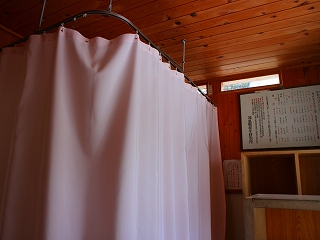 女性用脱衣所を仕切るカーテン