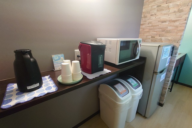 電子レンジ、冷蔵庫、ポット