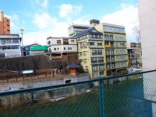 川の対岸の波来湯