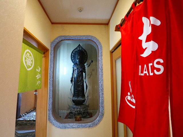 暖簾の前の仏像
