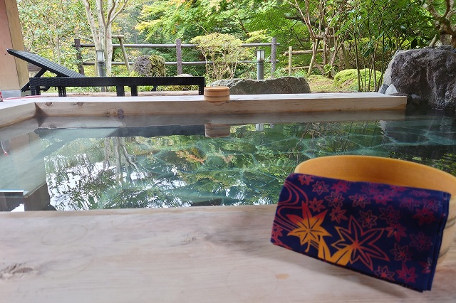 手ぬぐいと露天風呂
