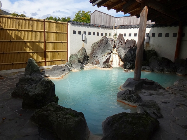 野地温泉ホテルの天狗の湯の岩の露天風呂