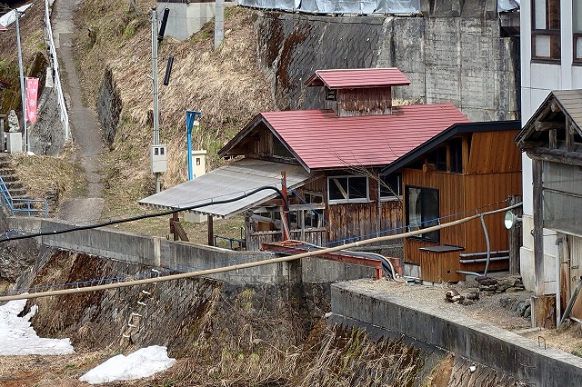 川の方から見た八町温泉共同浴場亀の湯