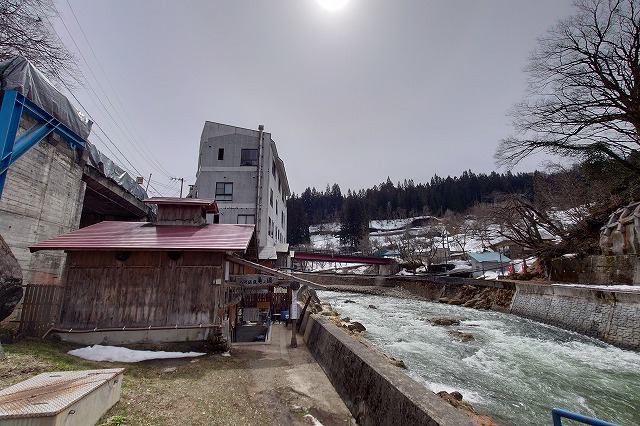 赤い屋根の建物が八町温泉