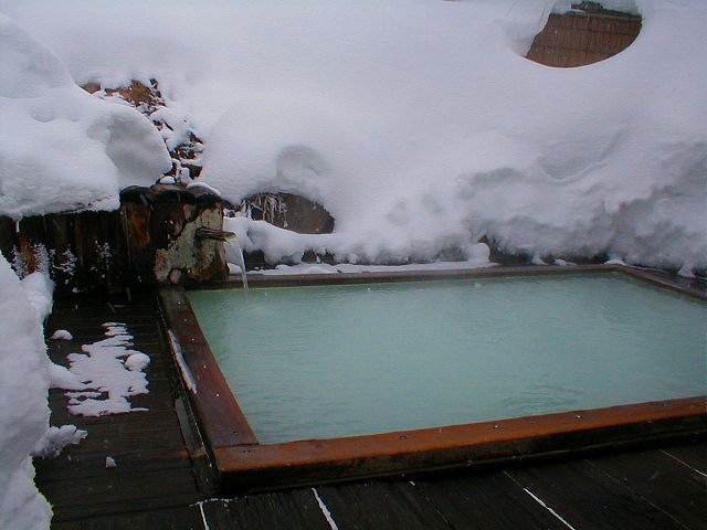 新野地温泉相模屋旅館の雪見露天風呂