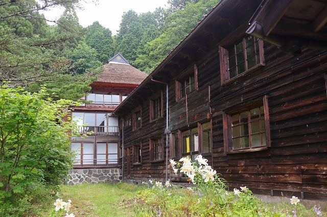 微温湯温泉の木造建築