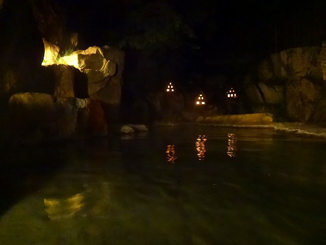 新平湯温泉　游の夜の露天風呂