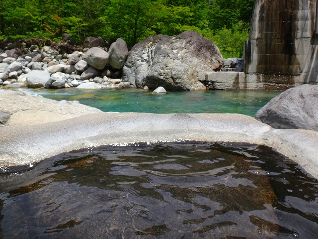 深山荘の混浴露天風呂と川