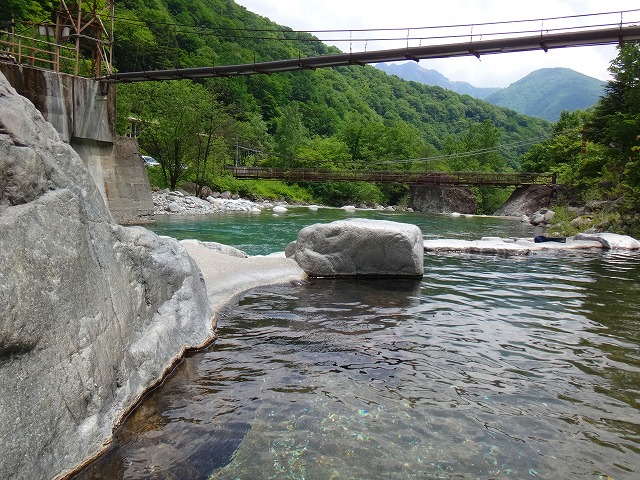 深山荘の混浴露天風呂から見る橋