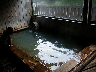 鳩ノ湯温泉三鳩楼のお風呂の蓋を外したところ