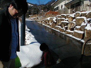 上牧風和の湯のお湯で道の雪を溶かす