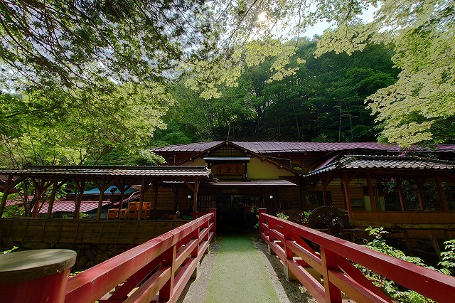 赤い橋と金湯館の外観