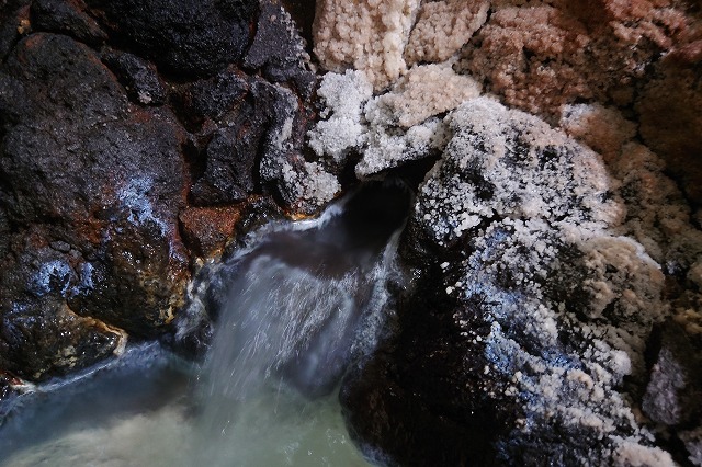 霧積温泉の湯口