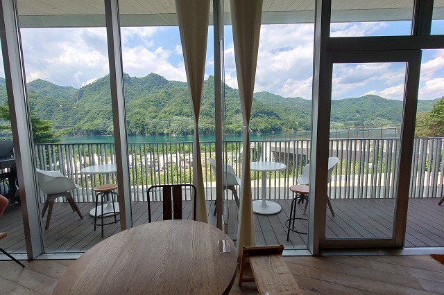 テラスとダム湖