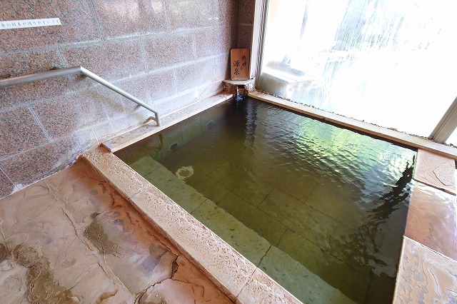 鹿鳴館の源泉浴槽