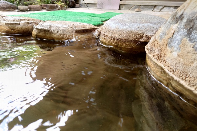 露天風呂の岩