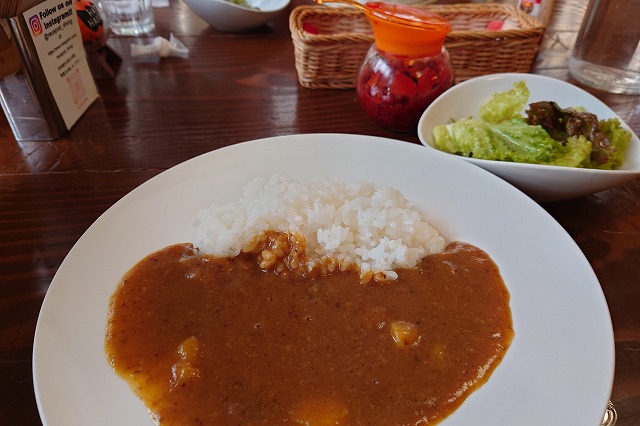 ノイエポストダイニングのフルーツと花豆のカレー