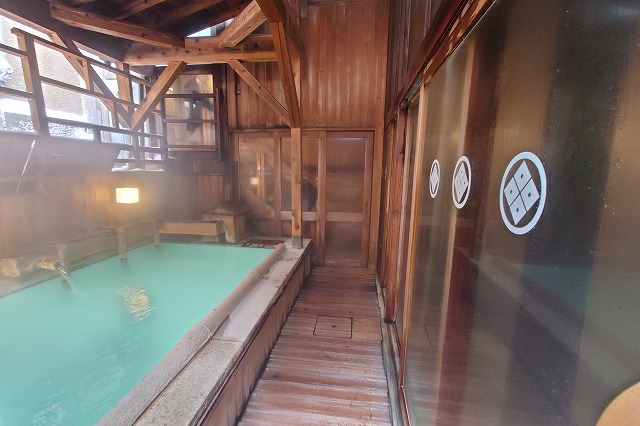 奈良屋の浴室と紋
