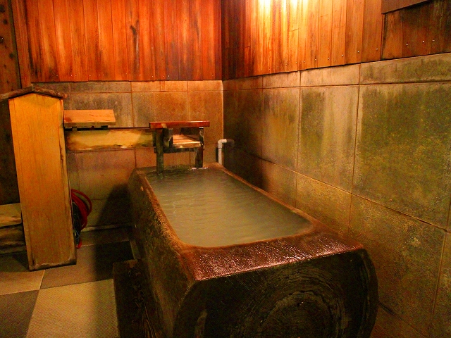 草津温泉奈良屋の花の湯の丸太風呂