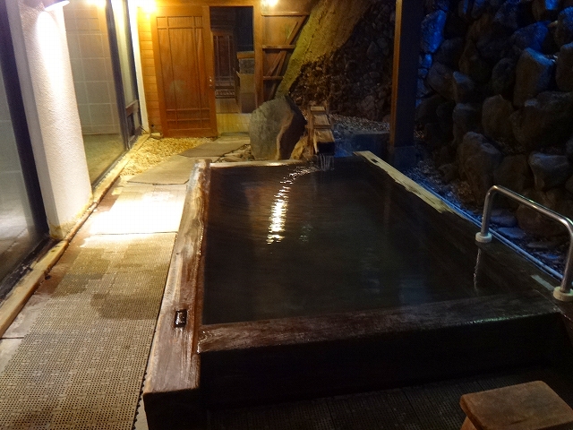 草津温泉大阪屋の桧の露天風呂