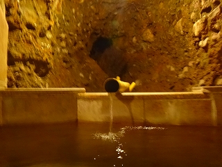 草津温泉大阪屋の岩戸風呂の湯口