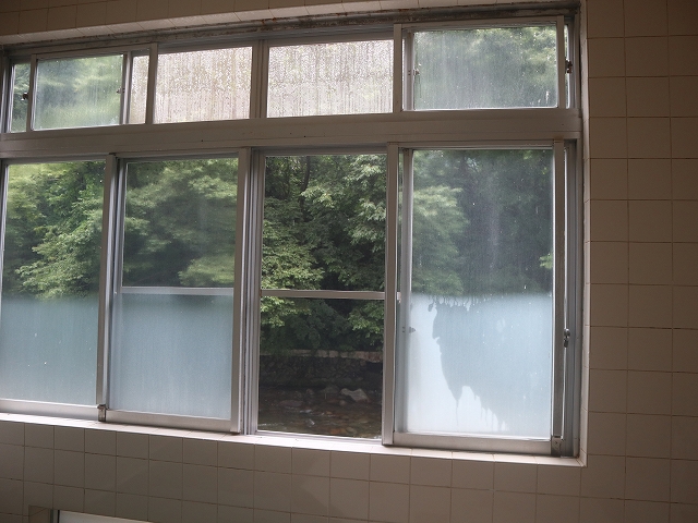 林屋旅館の浴室の窓