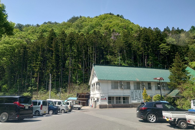 釈迦の霊泉の駐車場