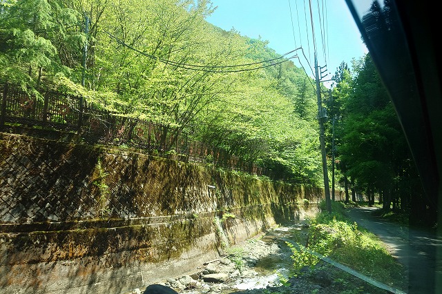 奈女沢温泉途中の道